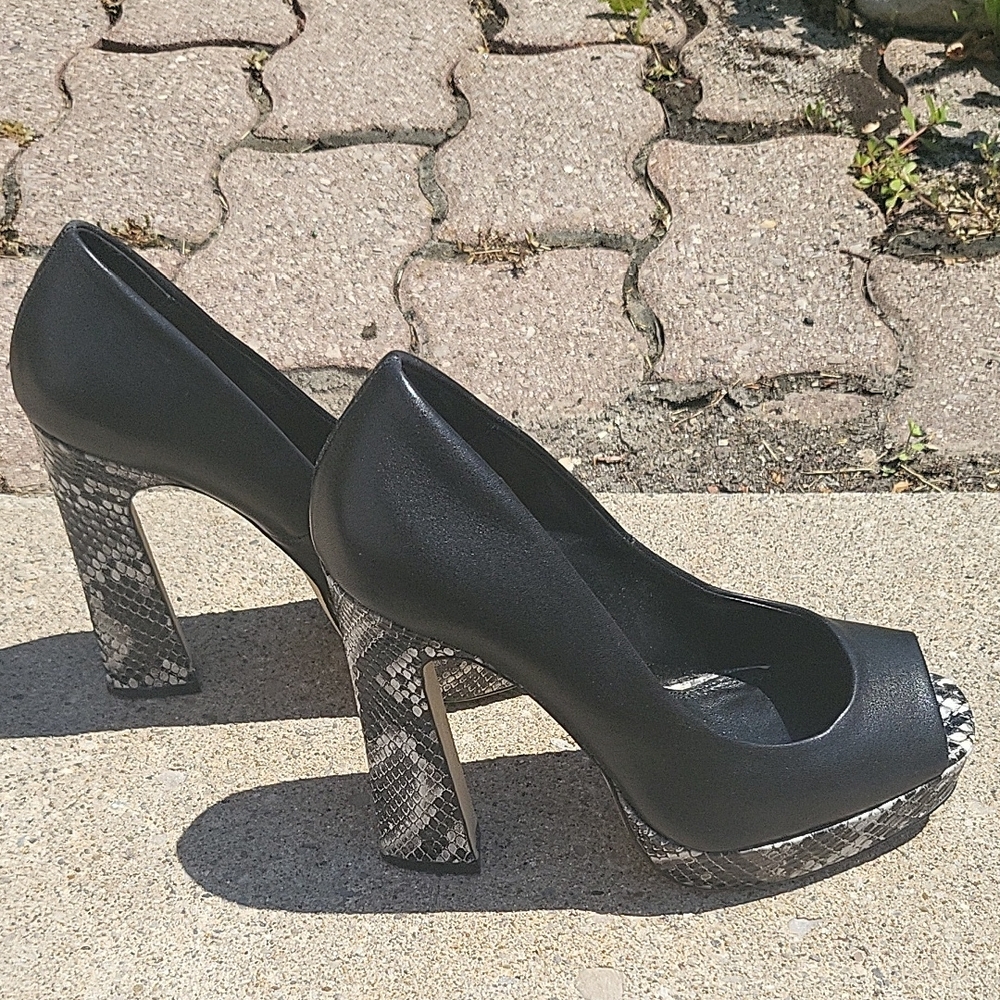 LIKE NEW Le Chateau Black & Gray Leather & Mock-Snake Platform PeepToe Heels 7.5 - Picture 4 of 14
